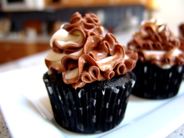 Chocolate Cupcakes With Vanilla Bean Filling Topped With Swirl Frosting Loves To Eat